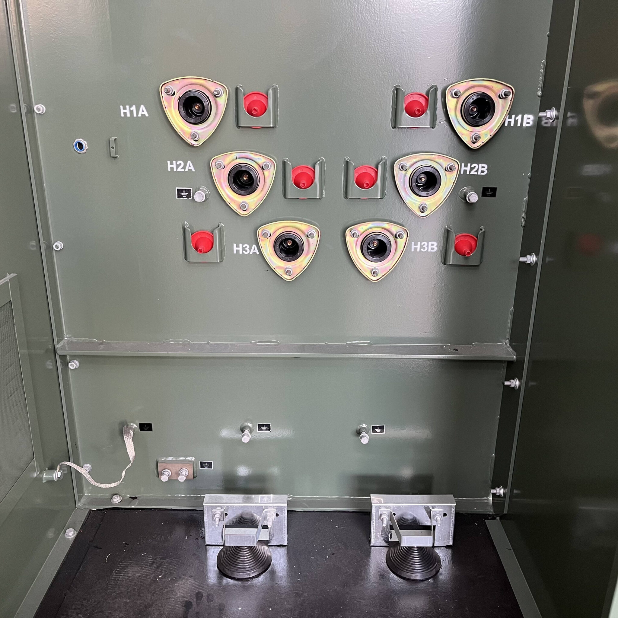 Ring main unit operating panel with indicators
