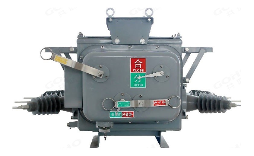 Side view of the ZW20-12 sealed tank vacuum circuit breaker, showing the silicone rubber bushings on both sides, the sealed tank body and the mounting frame.